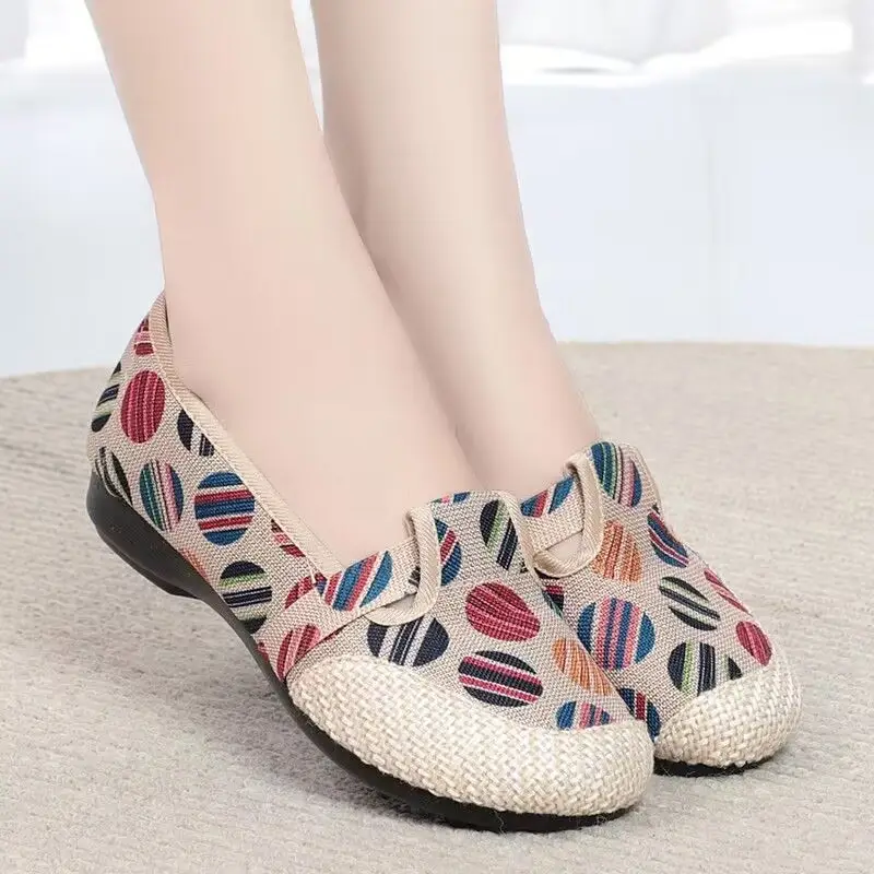 Old Beijing Style Women's Canvas Slip-On Shoes with Leaf Pattern