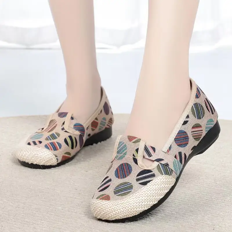 Old Beijing Style Women's Canvas Slip-On Shoes with Leaf Pattern