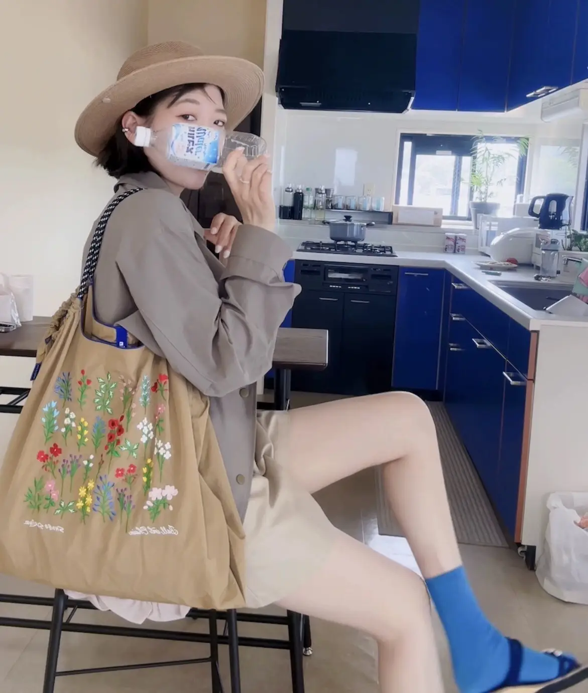 Women's Embroidered Floral Handheld Bag White — feature 5