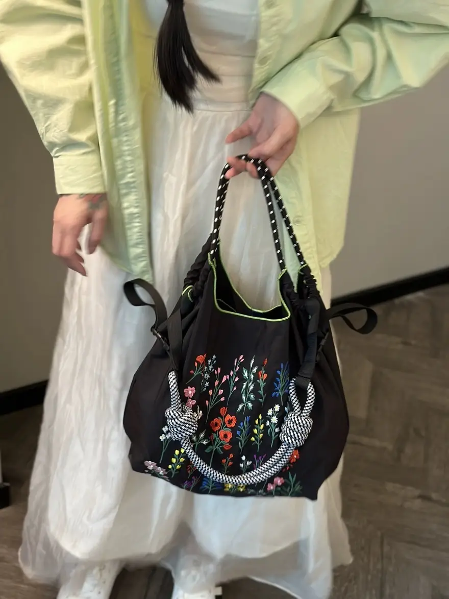Women's Embroidered Floral Handheld Bag White — feature 6