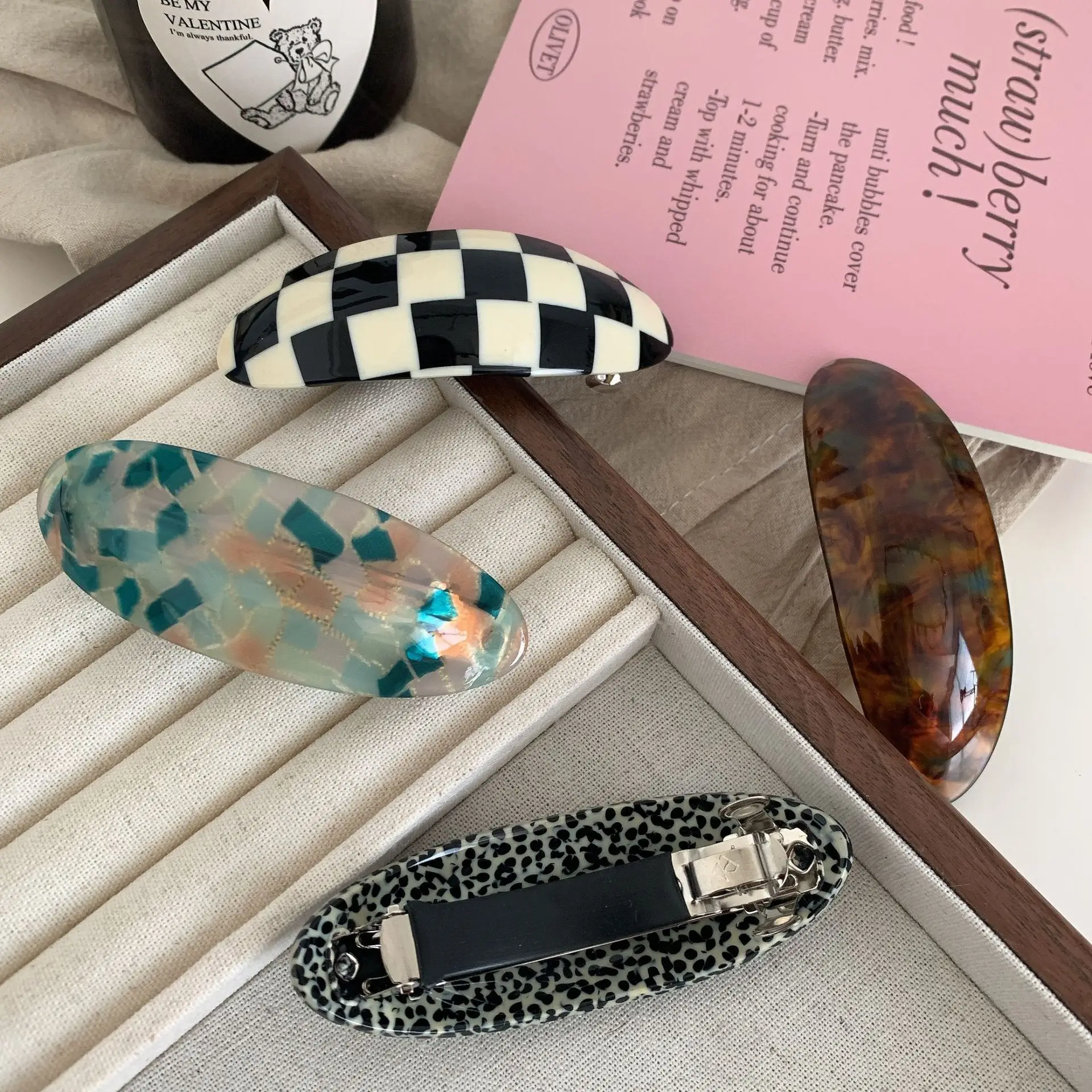 French Vintage Checkered Hairpin for Women — feature 16