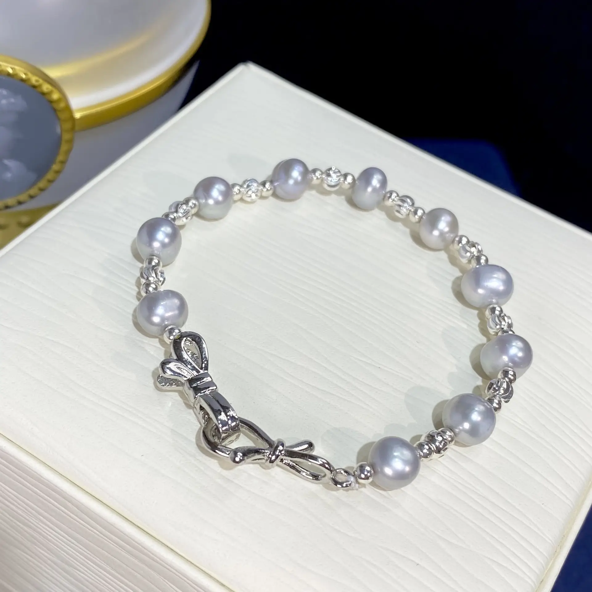 Elegant Pearl Bracelet for Women 18K Gold-Injected — feature 5