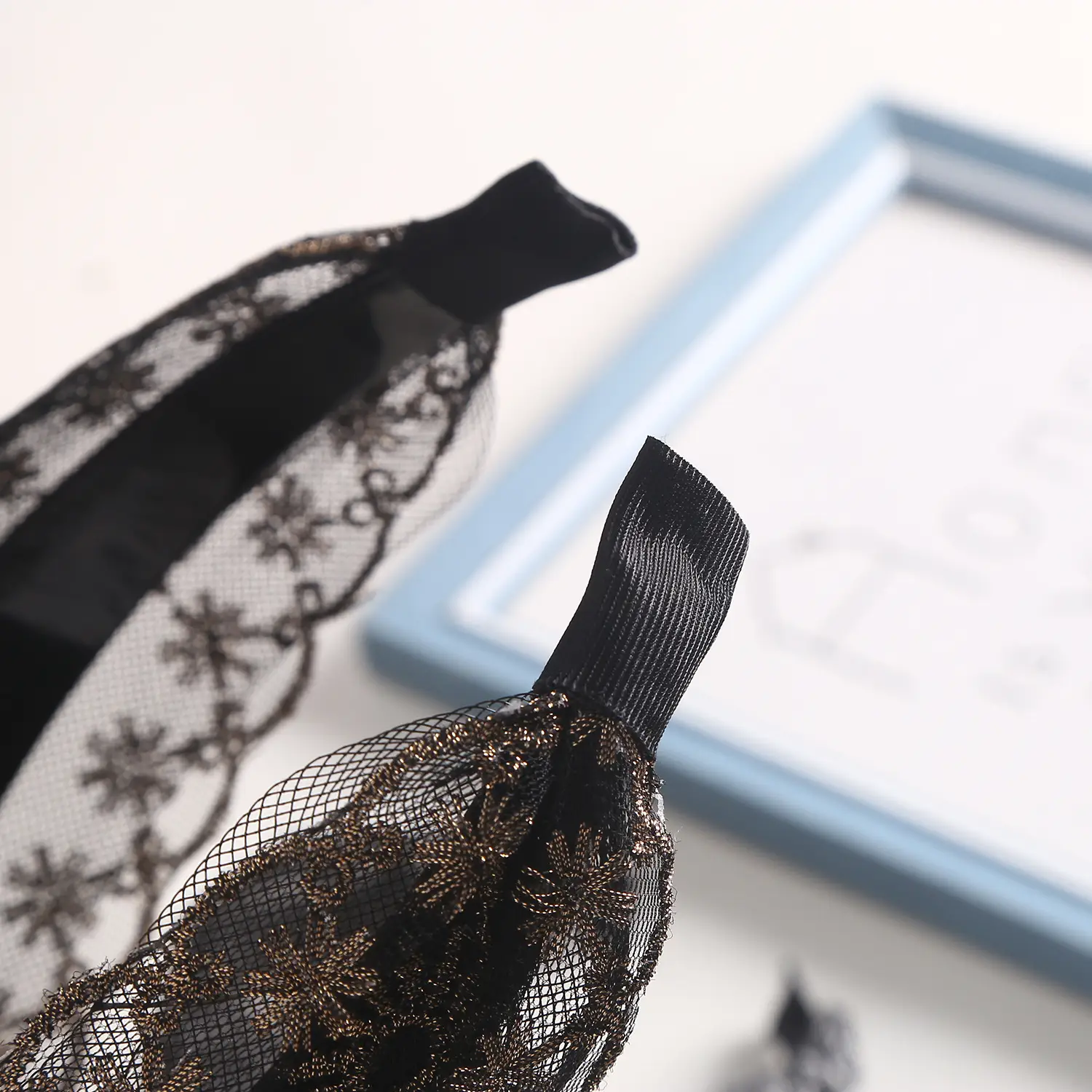 Embroidered Lace Hair Band with Inner Teeth — feature 4