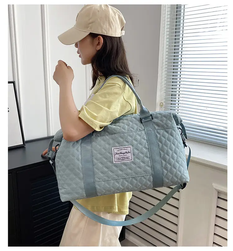White Quilted Gym Bag Large Capacity Shoulder Boarding Bag — feature 15