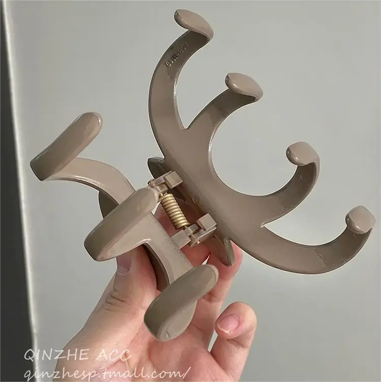 Oversized Claw Hair Claw Clip Set of 1 - Image 4
