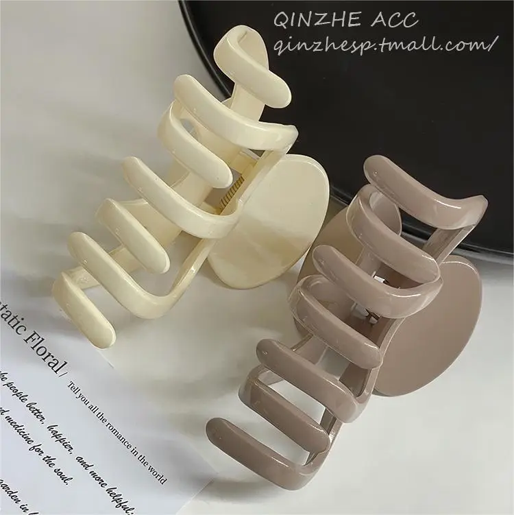 Oversized Claw Hair Claw Clip Set of 1 - Image 5