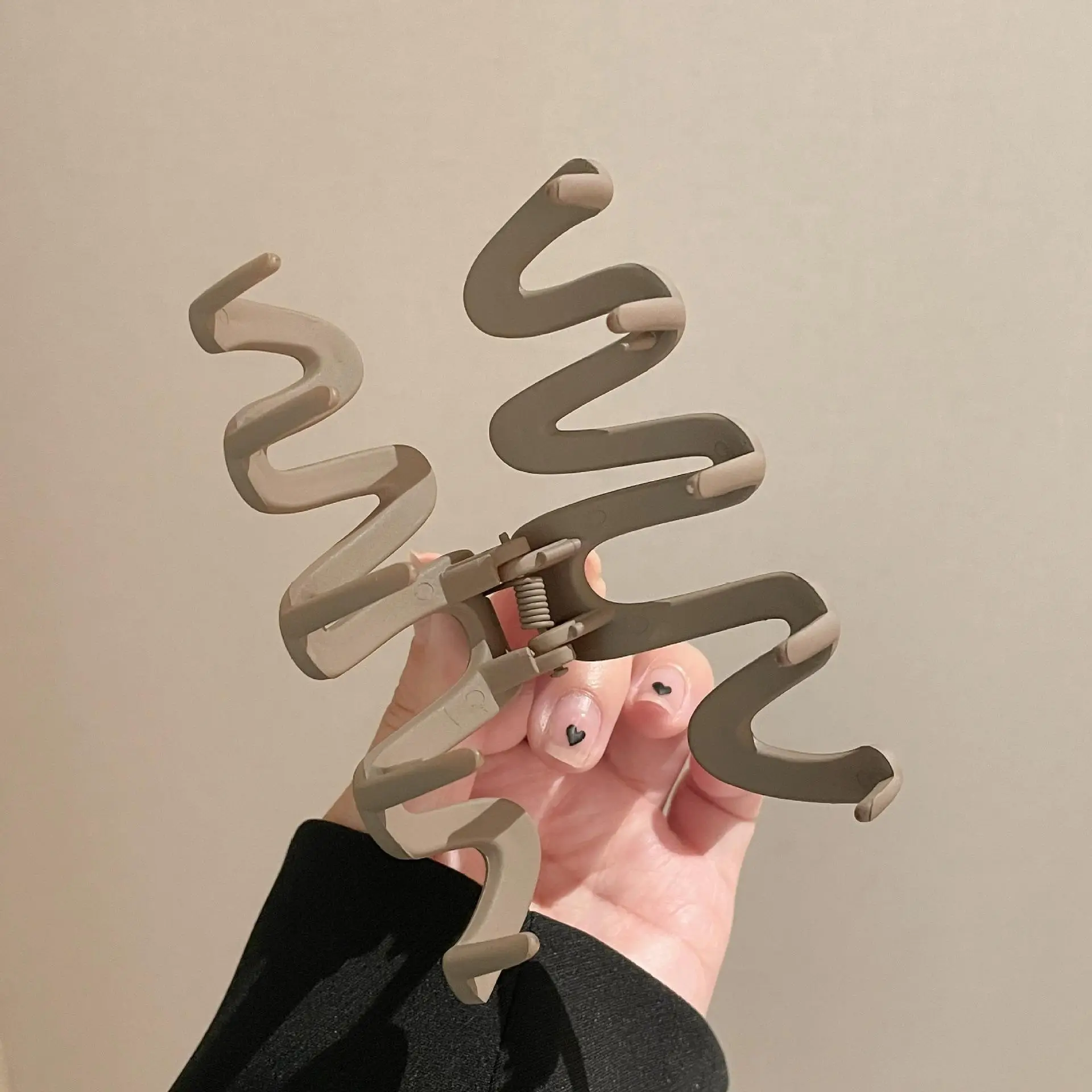 New Large Wave Grip Hair Clips for Women — feature 18