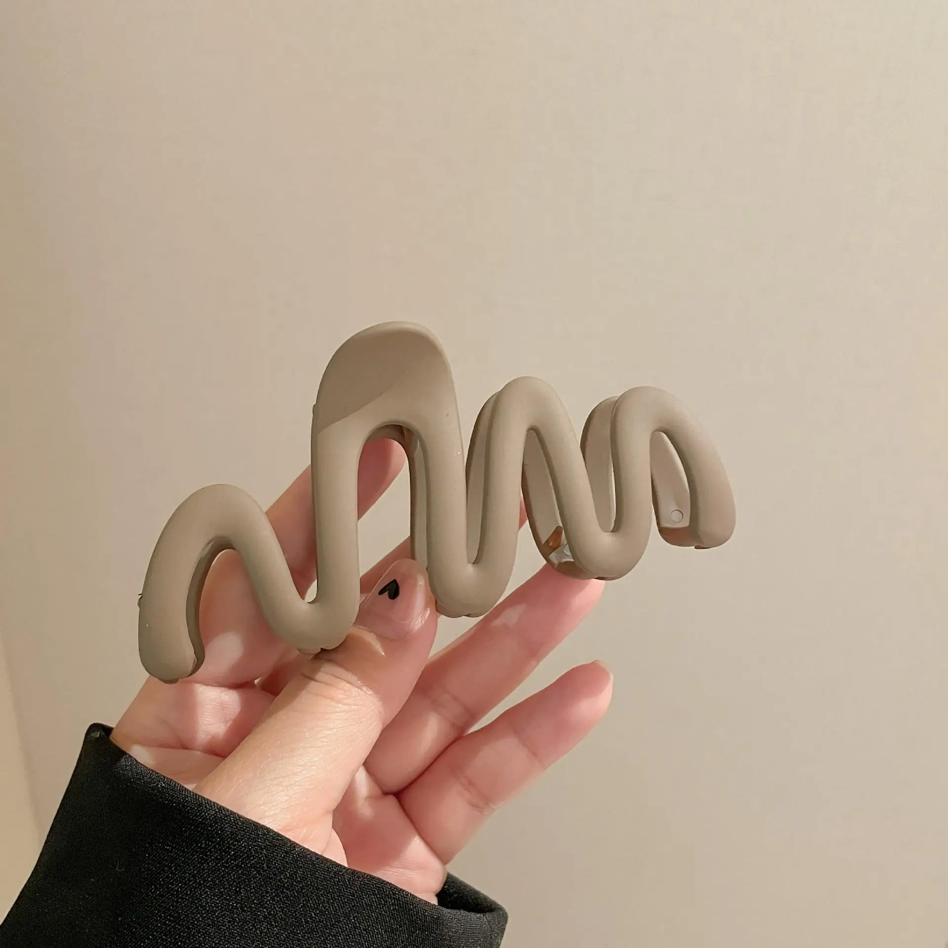 New Large Wave Grip Hair Clips for Women - Image 3