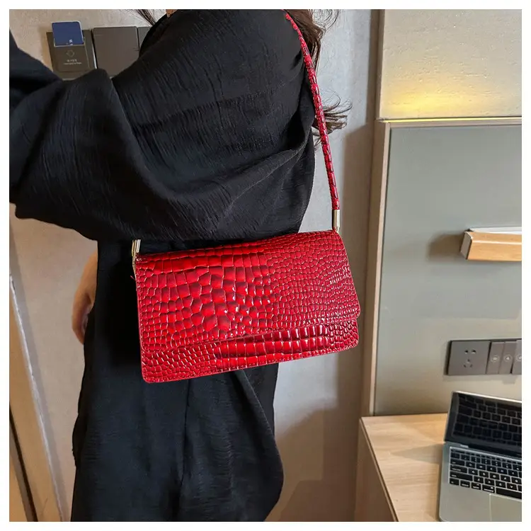 New Stone Grain Black Square Handbag 2023 — feature 27