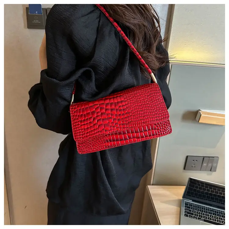 New Stone Grain Black Square Handbag 2023 — feature 28
