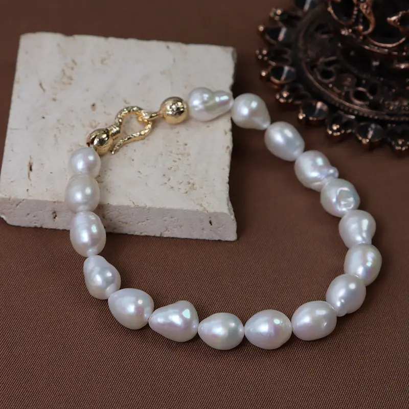 Luxury Pearl Bracelet with Gold Clasp