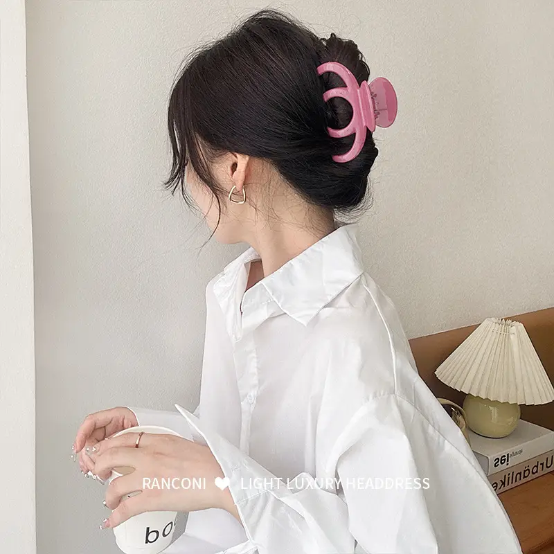 Retro Shark Clip Hair Grab for Women