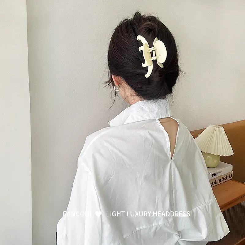 Retro Shark Clip Hair Grab for Women