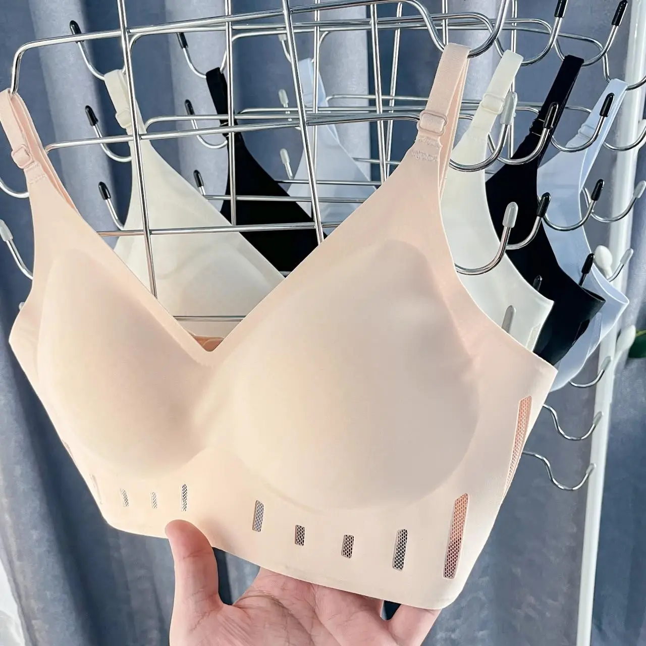 Japanese Seamless Women's Underwear Soft Support Gathered Wireless Bra Thin Fixed Cup — feature 1