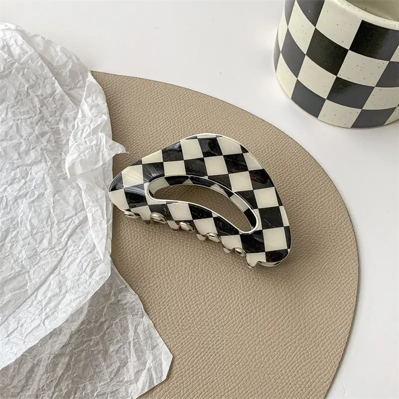Black White Checkered Shark Clip for Women — feature 12