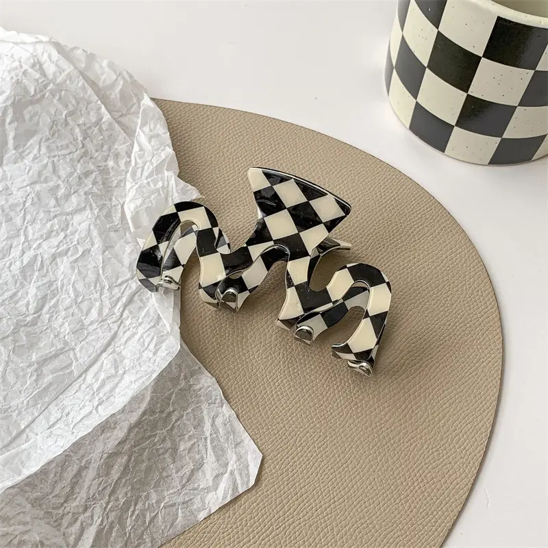Black White Checkered Shark Clip for Women — feature 13