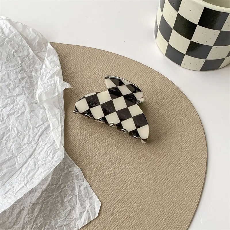Black White Checkered Shark Clip for Women — feature 14