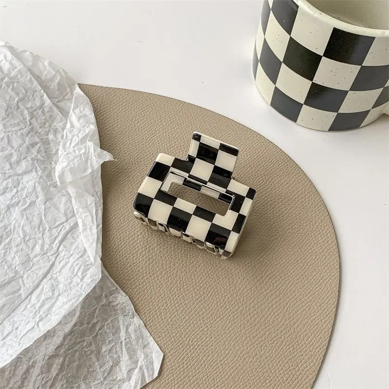Black White Checkered Shark Clip for Women — feature 6