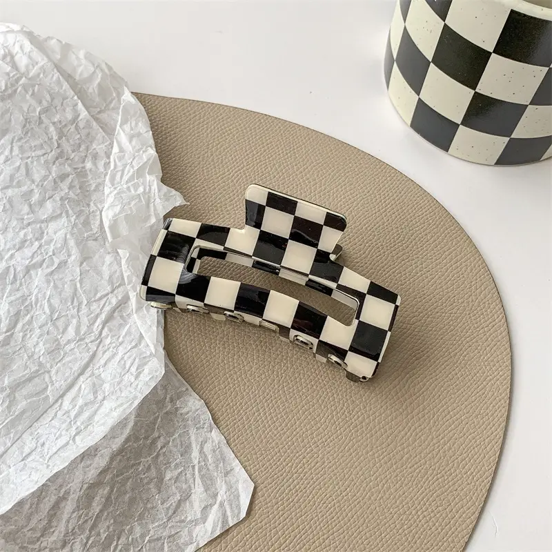 Black White Checkered Shark Clip for Women — feature 7