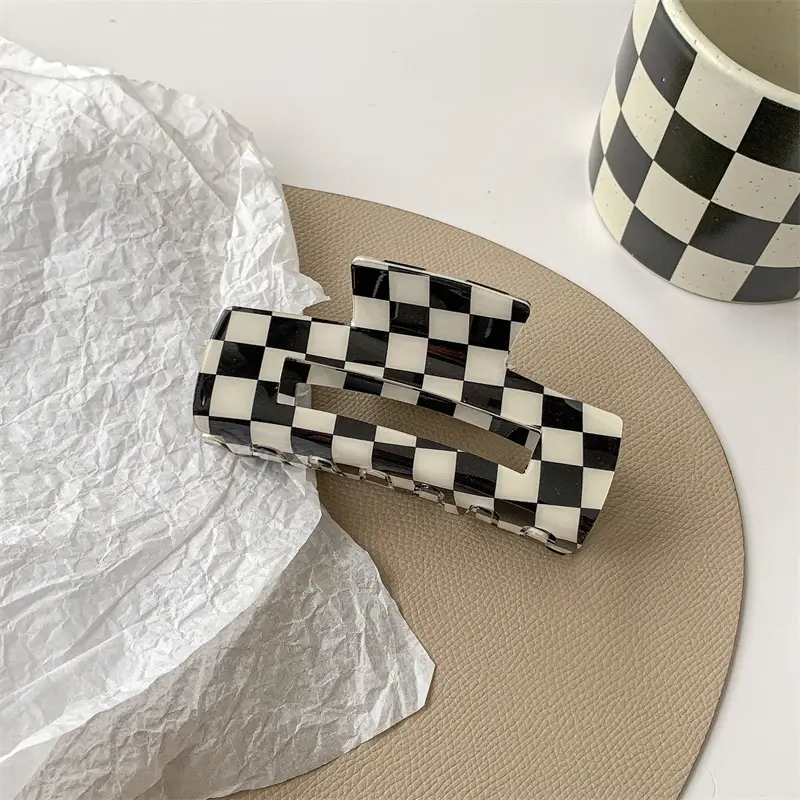 Black White Checkered Shark Clip for Women — feature 8