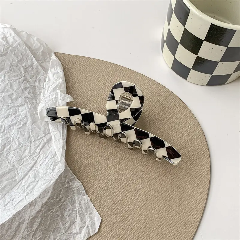 Black White Checkered Shark Clip for Women — feature 9