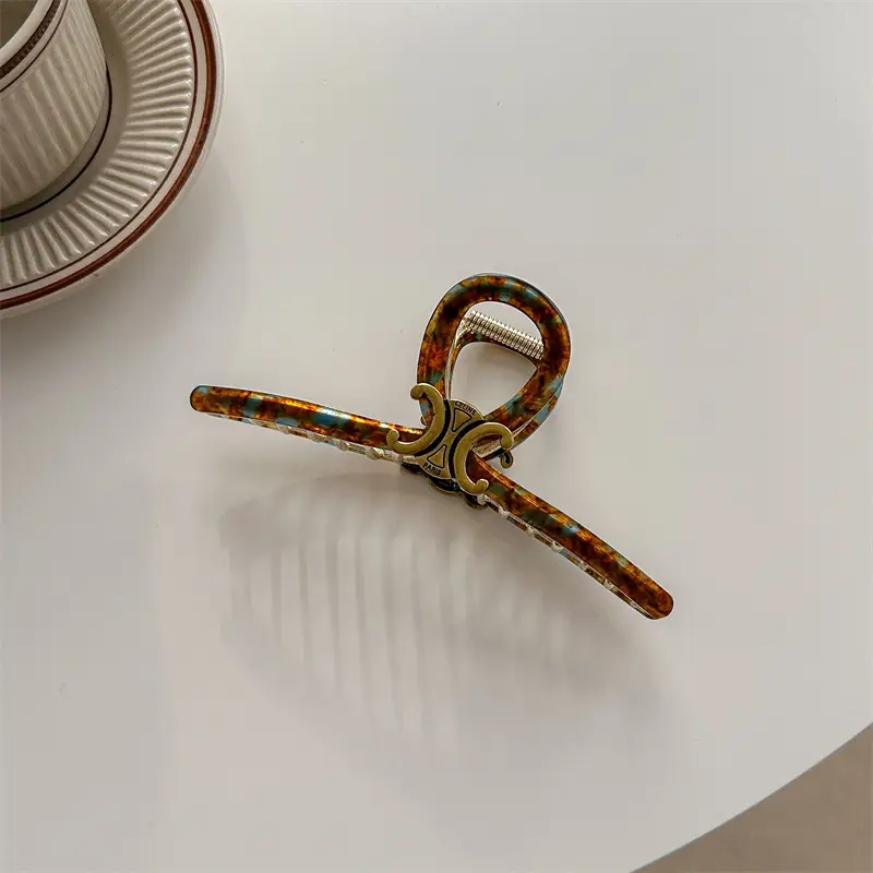 Oversized Retro Shark Clip for Women Gold Plated — feature 5