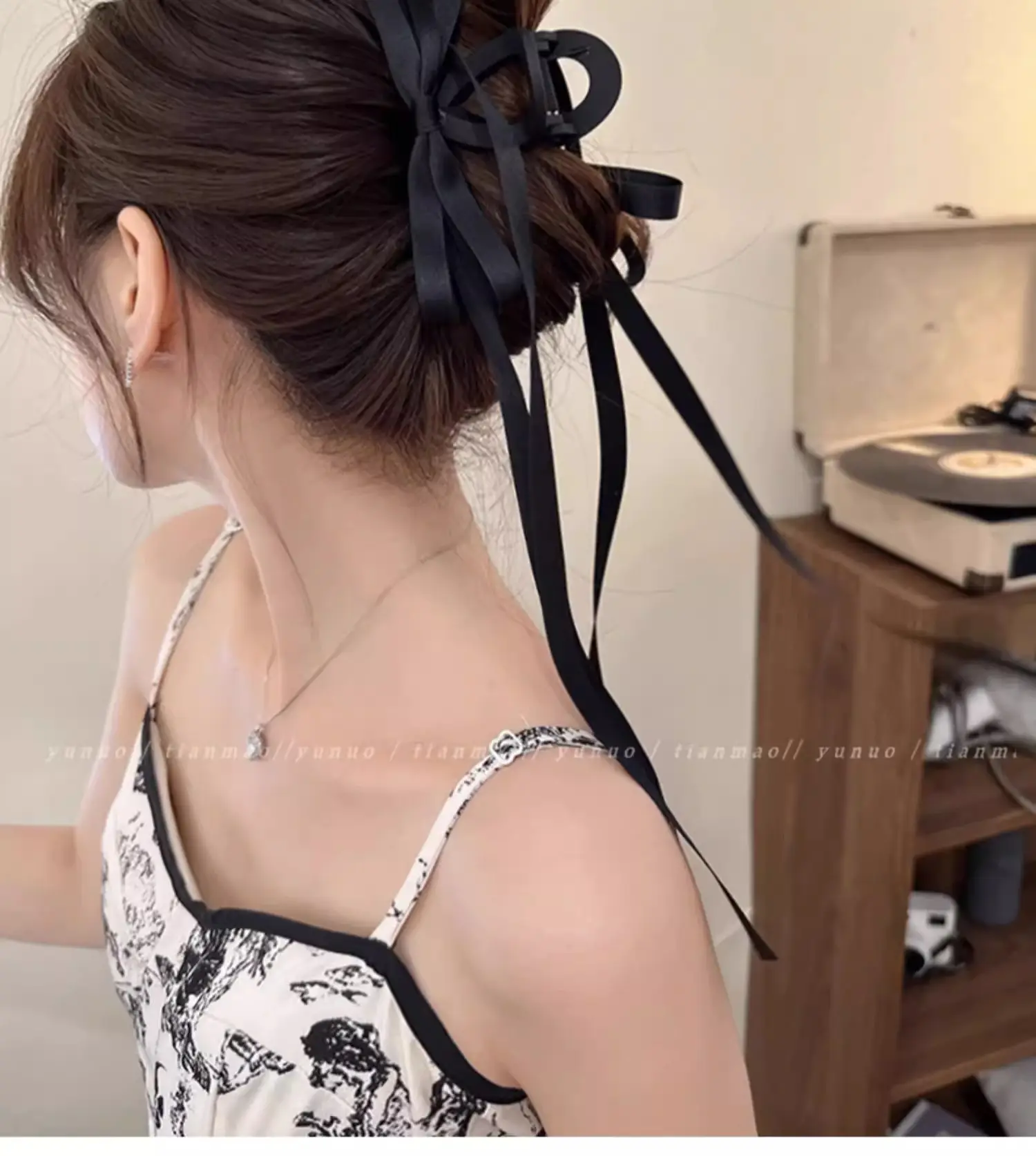 Black Elegant Shark Clip Hairpin for Women — feature 10