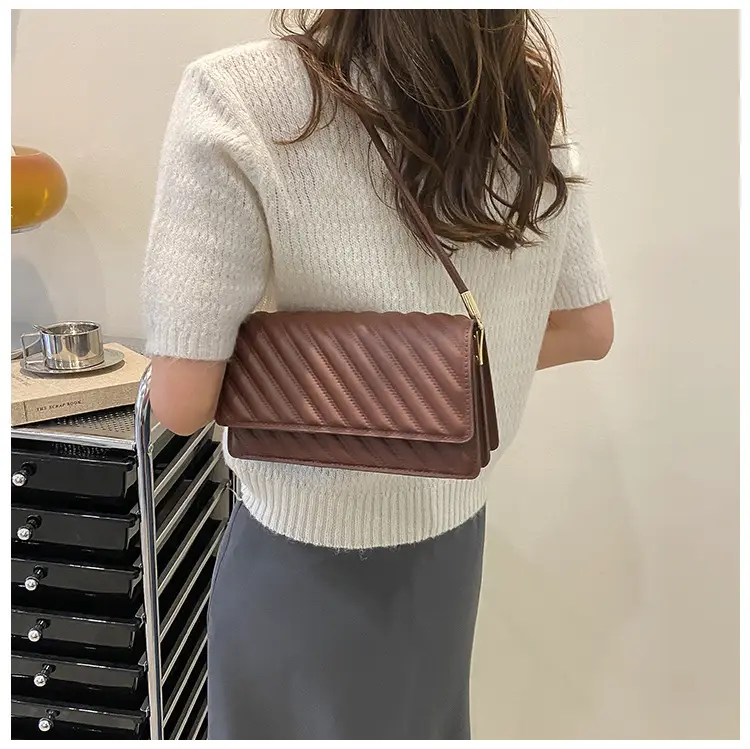 Women's Brown Textured Shoulder Bag 2023 Summer — feature 14