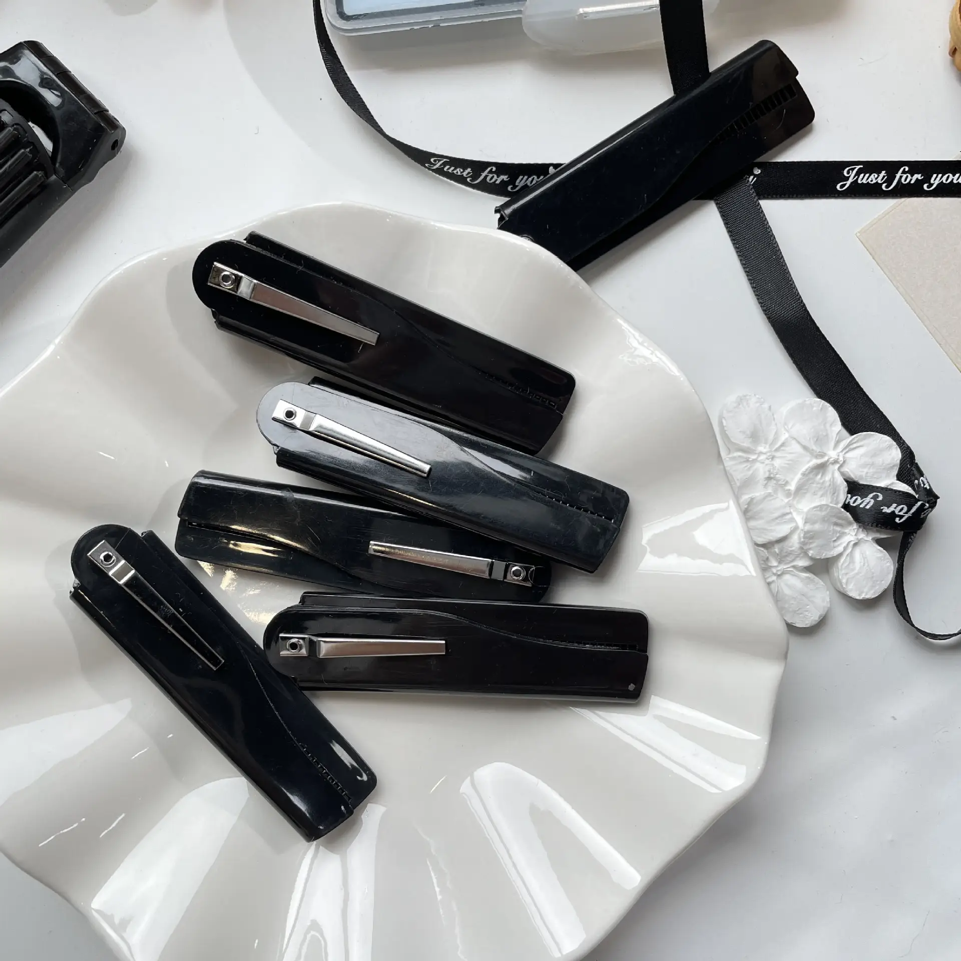 Mini Folding Hair Comb for Women Black Portable Bangs — feature 1