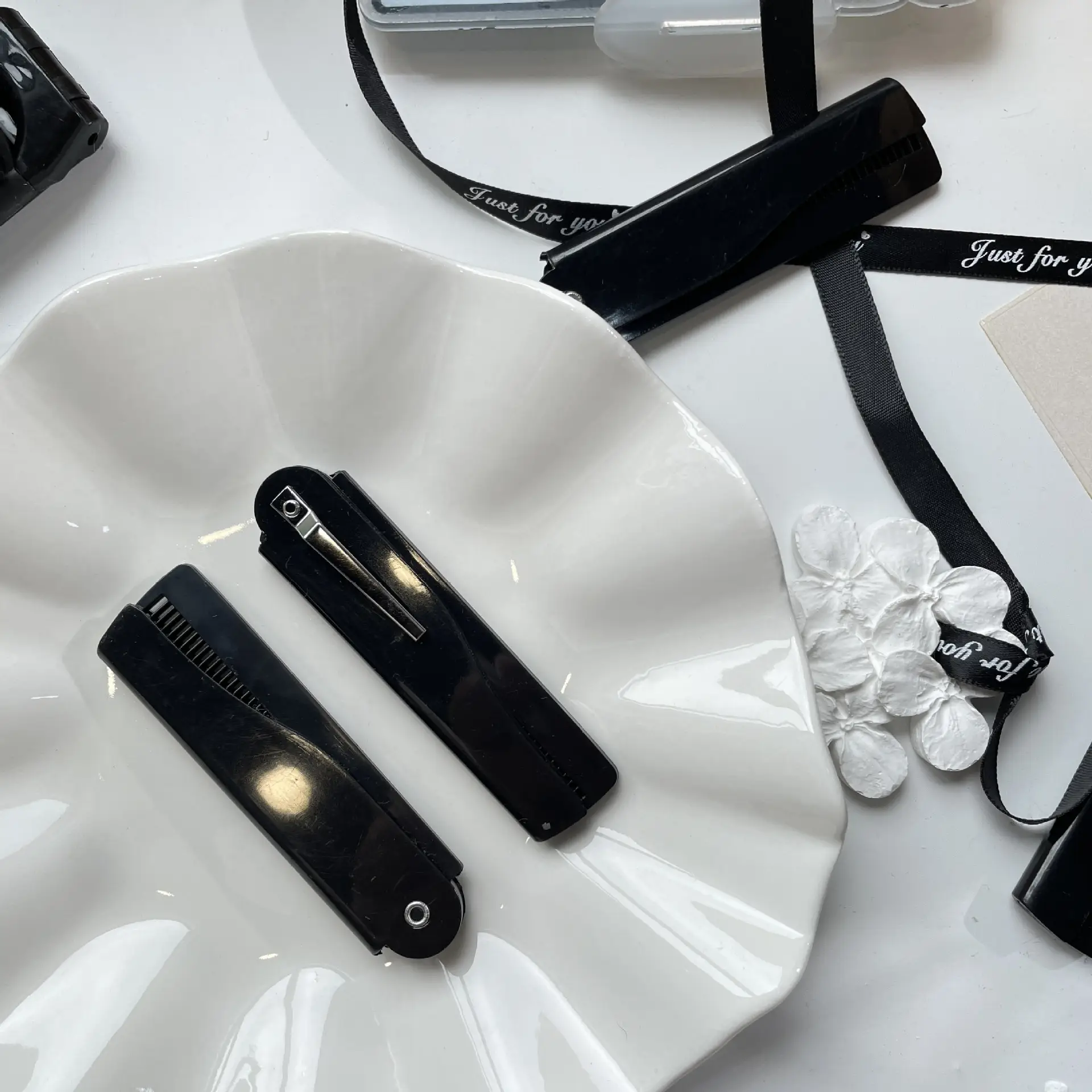 Mini Folding Hair Comb for Women Black Portable Bangs — feature 5