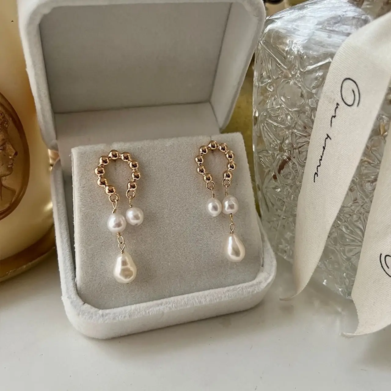 French Retro Pearl Ear Stud Earrings Gold Plated - Image 2