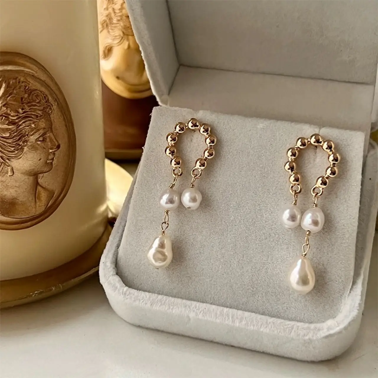 French Retro Pearl Ear Stud Earrings Gold Plated - Image 3