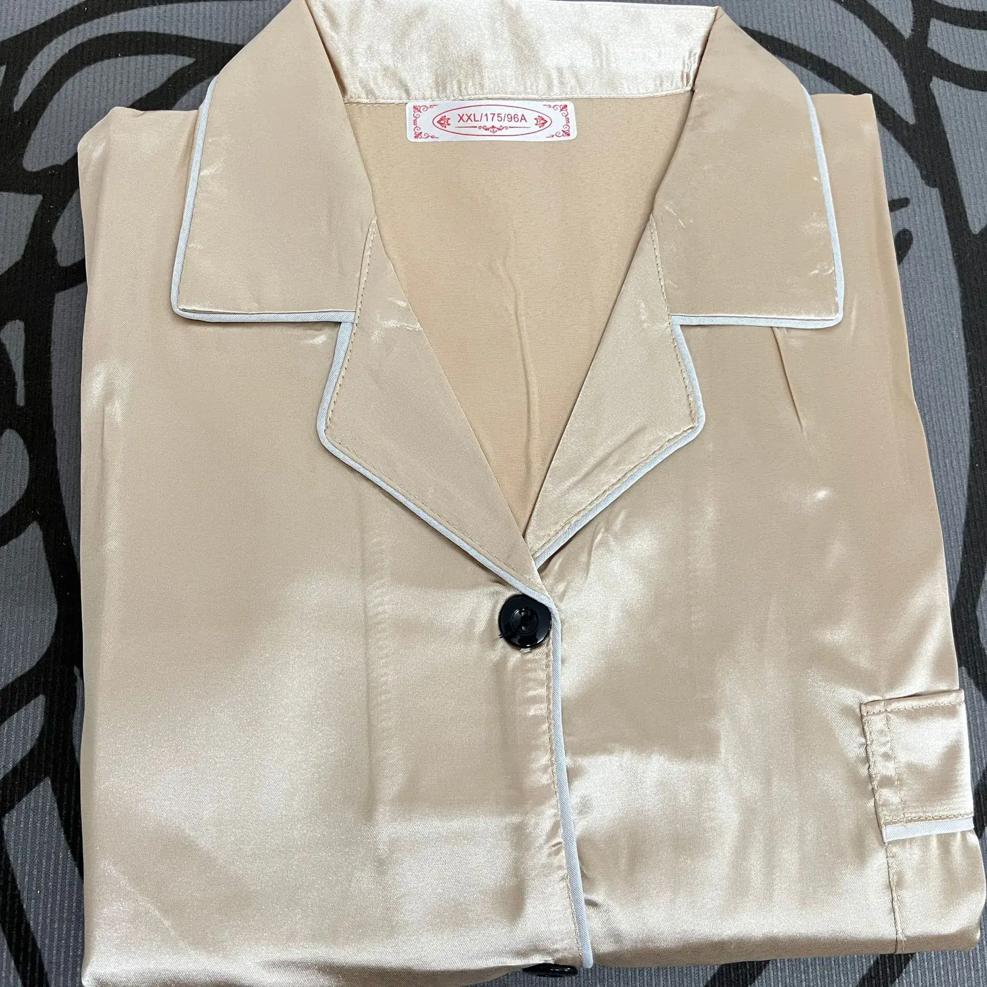 Champagne color [short sleeve shorts]]