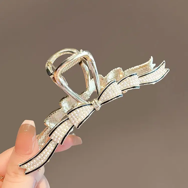 Korean Style Shark Clip Hairpin with Rhinestone Design - Image 5