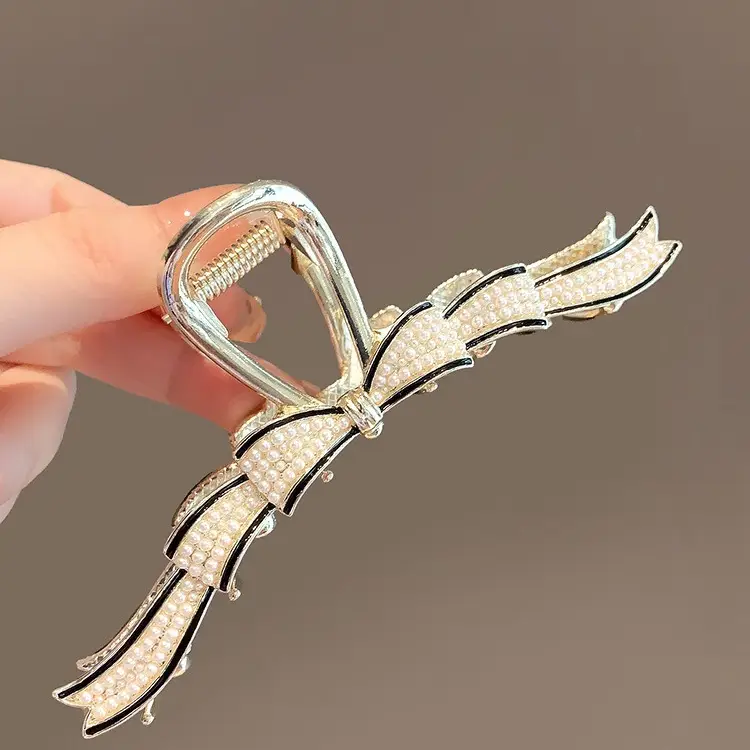 Korean Style Shark Clip Hairpin with Rhinestone Design - Image 7