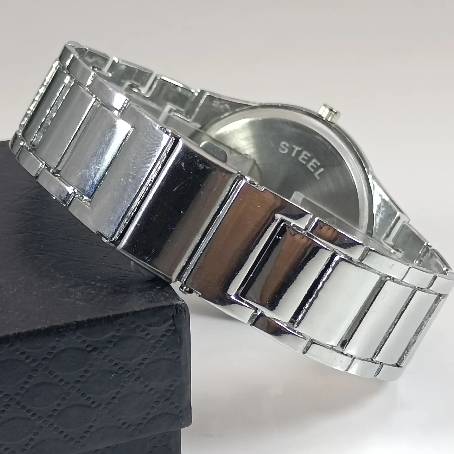 Gold Steel Belt Watch for Men Quartz — feature 9