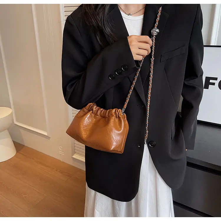 2023 New Niche Chain Shoulder Messenger Bag Black — feature 10