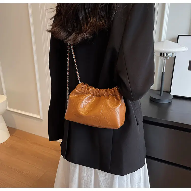 2023 New Niche Chain Shoulder Messenger Bag Black — feature 11