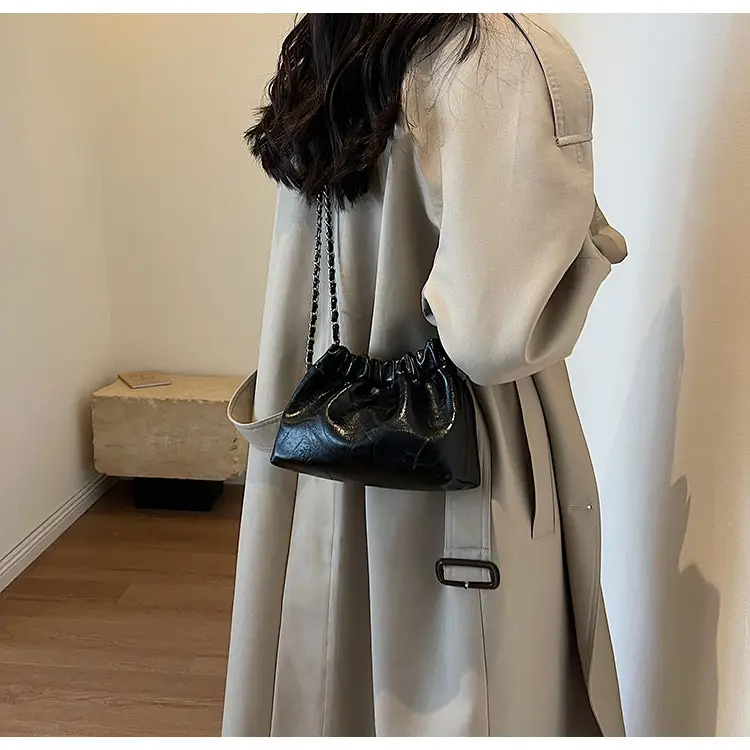 2023 New Niche Chain Shoulder Messenger Bag Black — feature 14