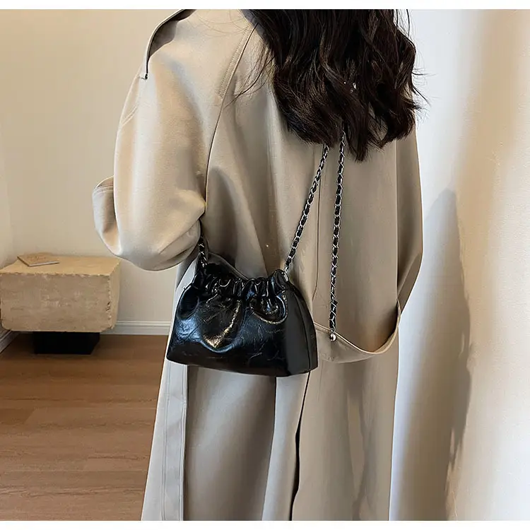 2023 New Niche Chain Shoulder Messenger Bag Black — feature 15
