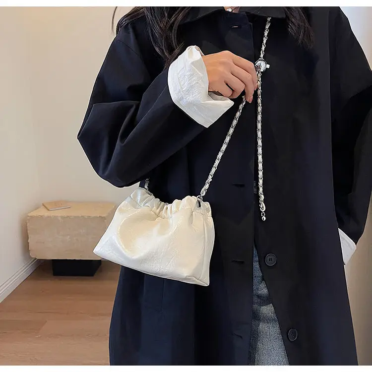 2023 New Niche Chain Shoulder Messenger Bag Black — feature 16
