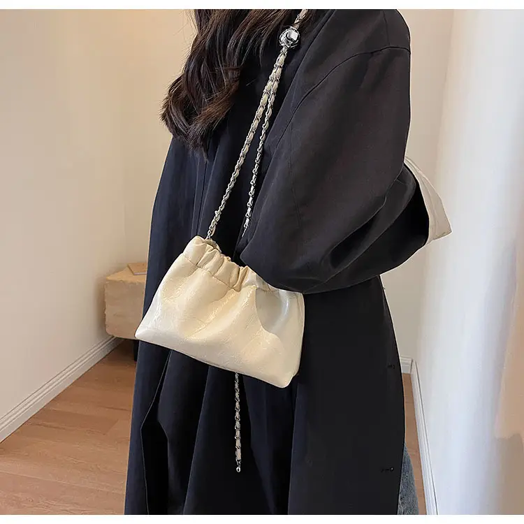 2023 New Niche Chain Shoulder Messenger Bag Black — feature 17