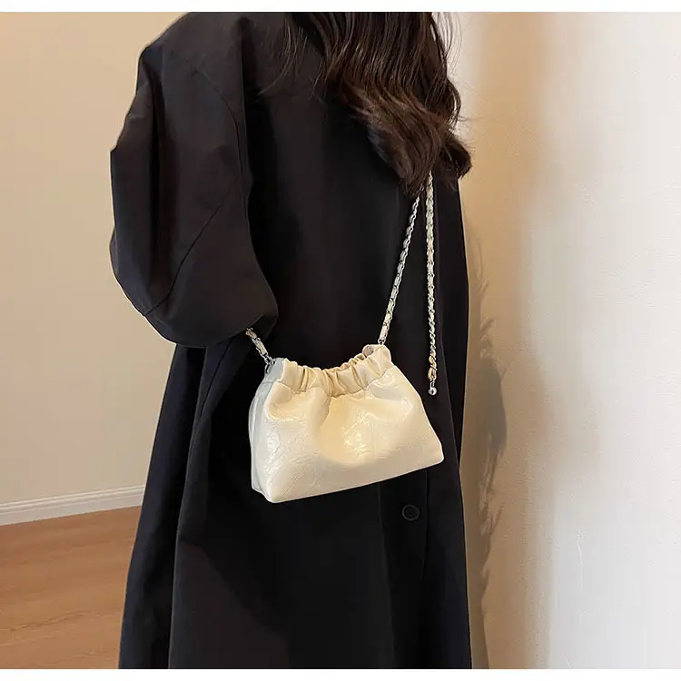 2023 New Niche Chain Shoulder Messenger Bag Black — feature 18