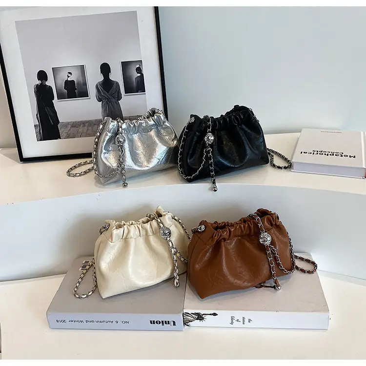 2023 New Niche Chain Shoulder Messenger Bag Black — feature 23