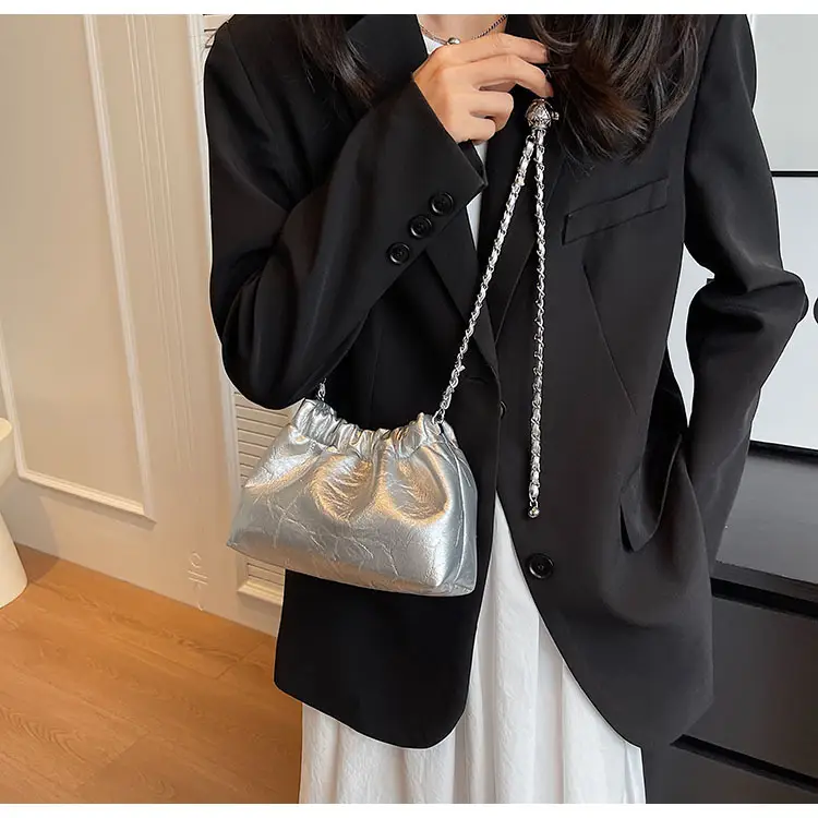 2023 New Niche Chain Shoulder Messenger Bag Black — feature 7
