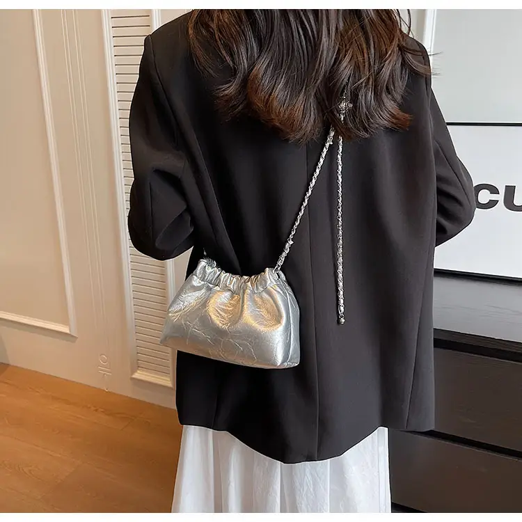 2023 New Niche Chain Shoulder Messenger Bag Black — feature 8
