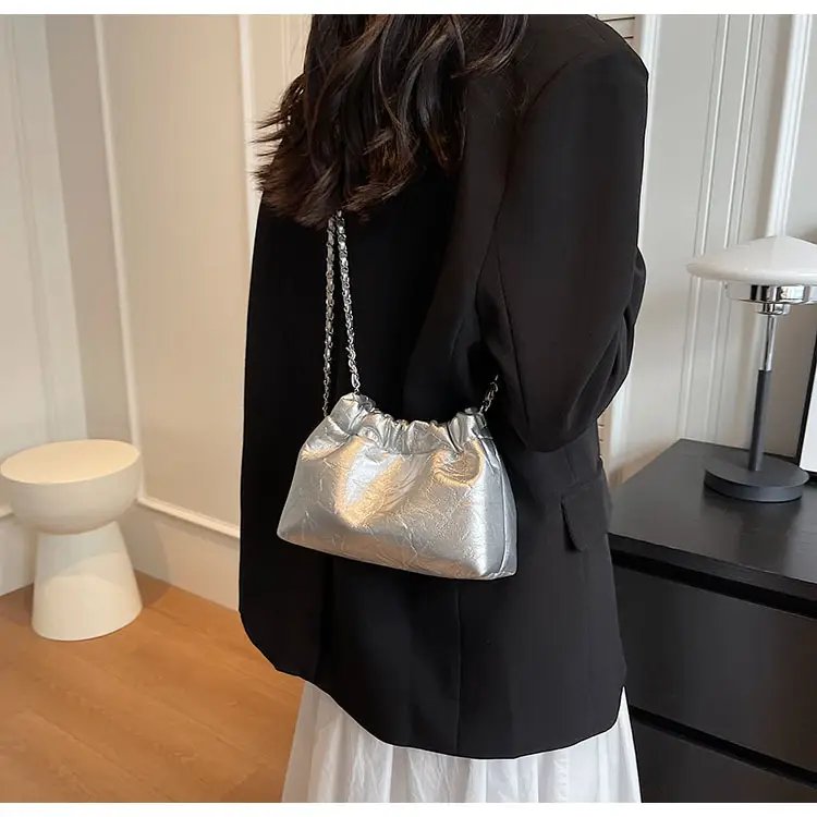 2023 New Niche Chain Shoulder Messenger Bag Black — feature 9