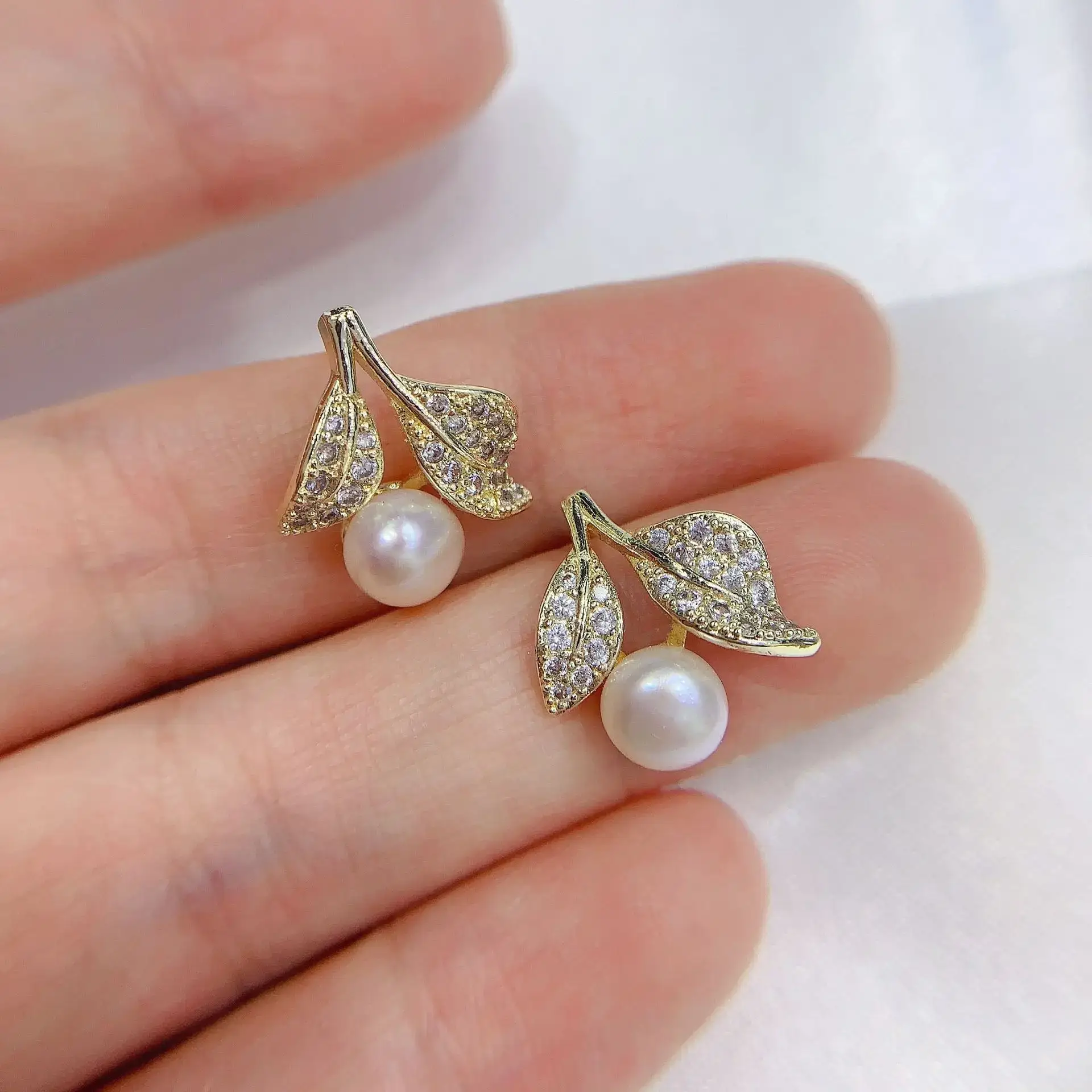 French Style Pearl Leaf Earrings for Women — feature 9