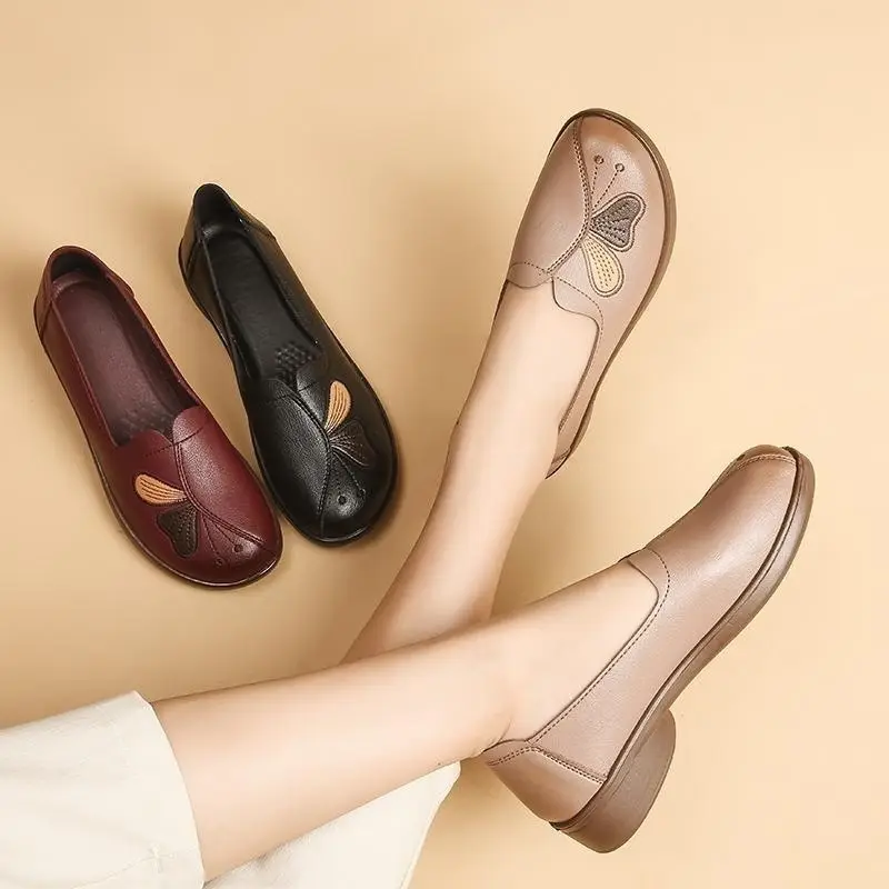 Spring and Autumn Style Soft Leather Shoes for Middle-Aged and Elderly Women, Flat-Soled Mom Shoes, Non-Slip Soft-Soled Leather Shoes for the Elderly, Comfortable and Versatile - Image 6