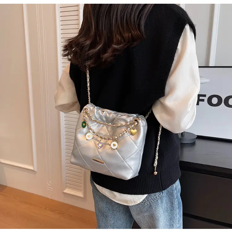Rhombus Chain Shoulder Messenger Bag Black 2023 — feature 11